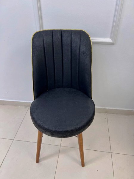 اسود بأطار ذهبي