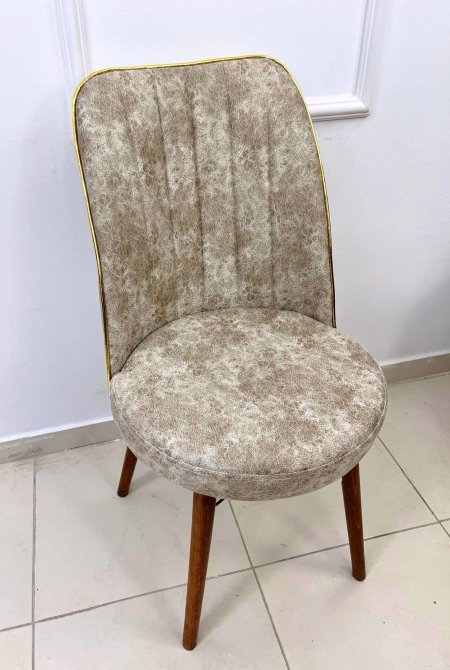 بيج بأطار ذهبي