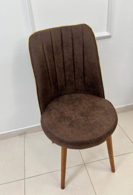 بني بأطار ذهبي